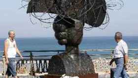 Image: San Sebastián convive con las esculturas que Valdés creó para ser tocadas