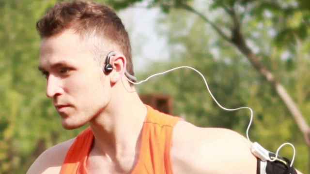 AfterShokz-Sport-male-running