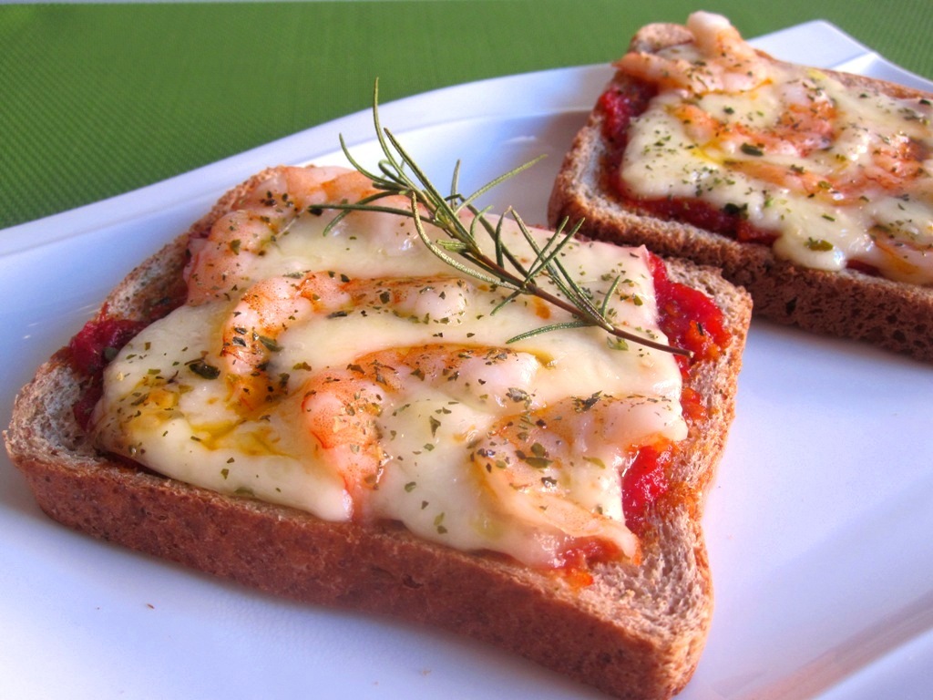 Pizza con pan de molde y salsa de tomate exprés 14