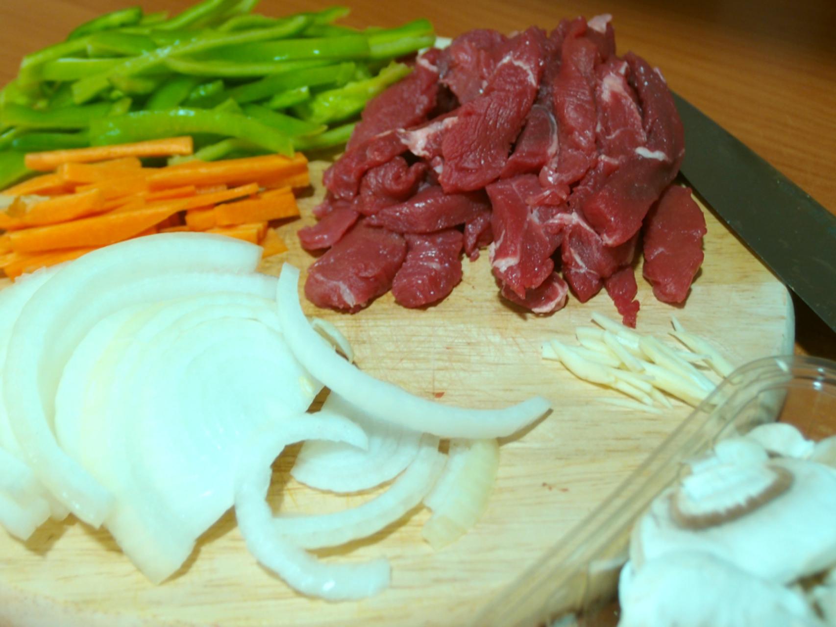 Fideos chinos con verduras y ternera en salsa de soja