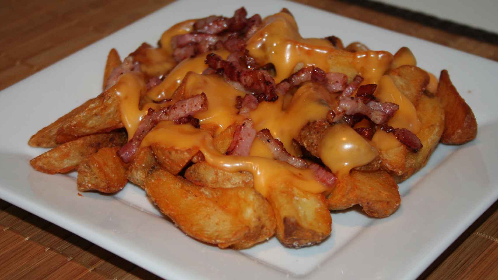 Patatas con queso cheddar y bacon