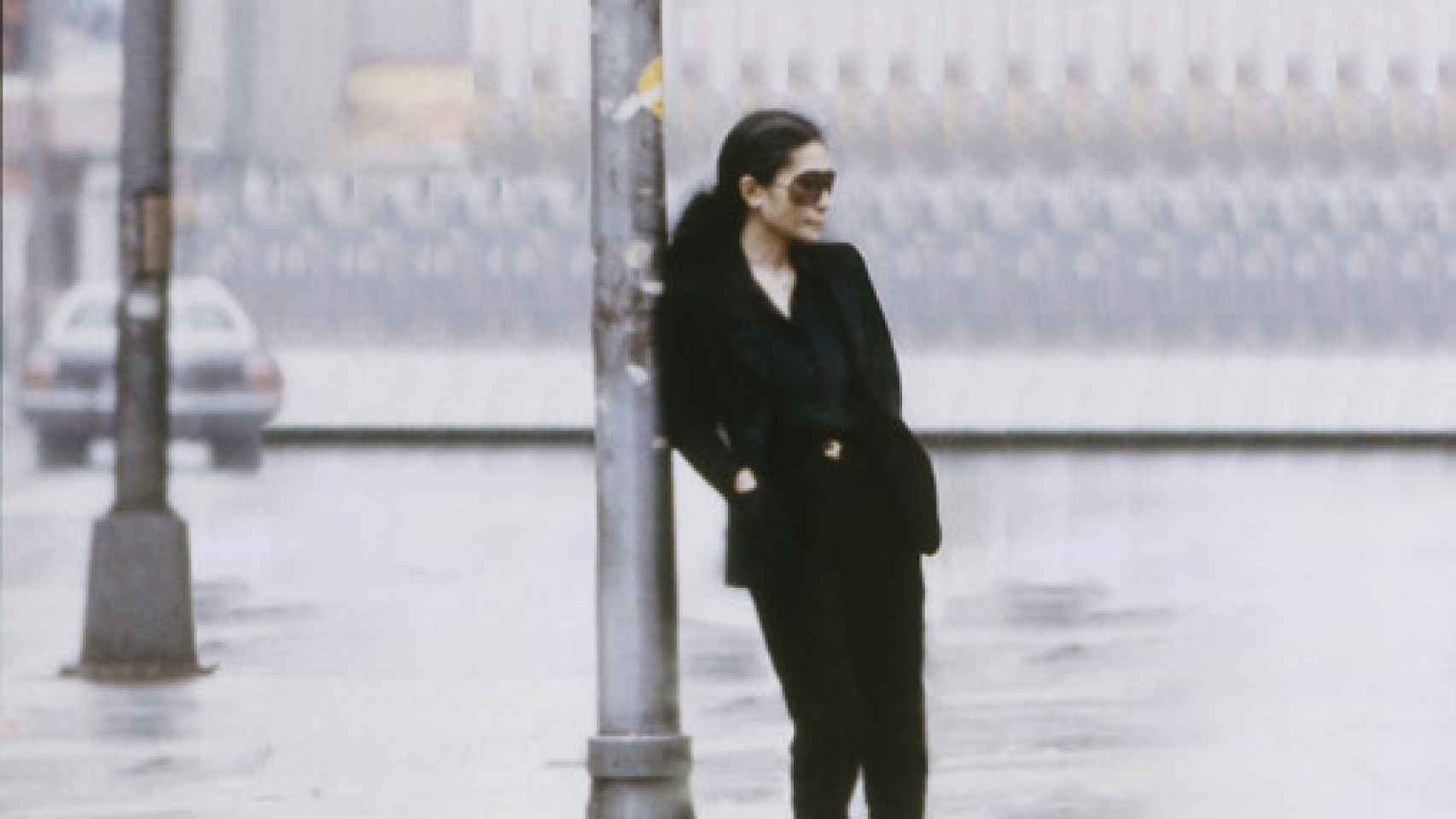 Image: Yoko Ono, caminando sobre el fino hielo