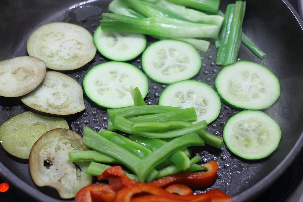 Asamos las verduras en la plancha con unas gotas de aceite