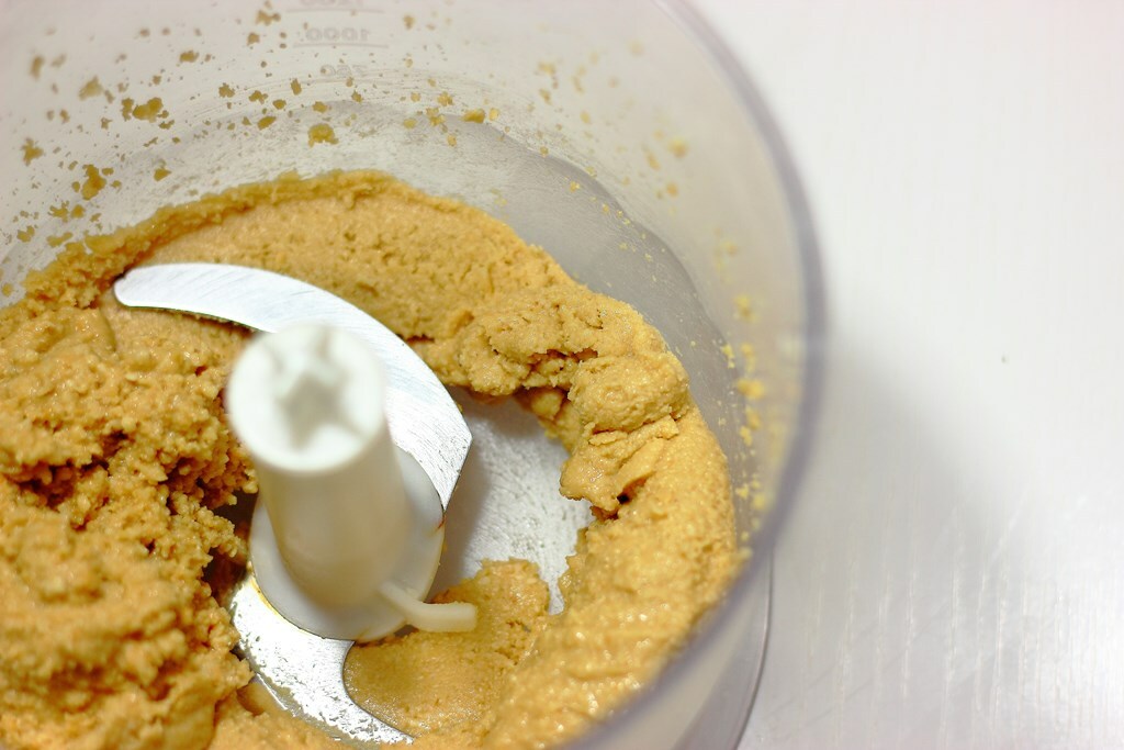 Crema de cacahuete casera, receta y usos en la cocina
