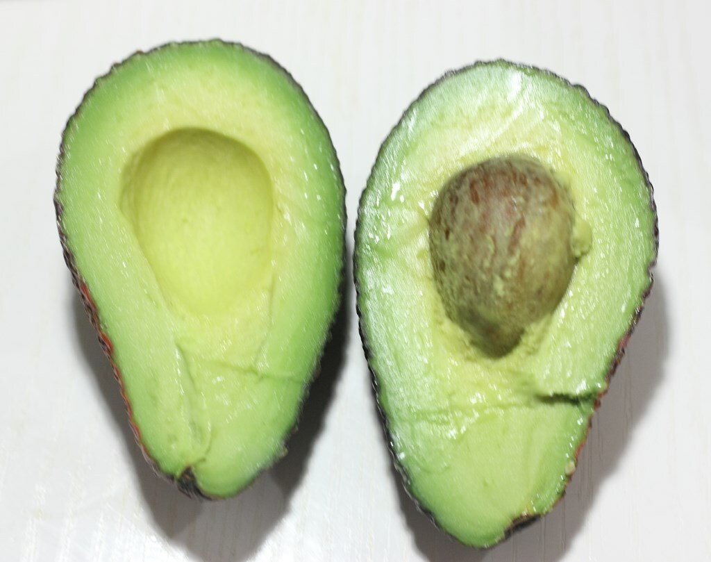 Untamos el aguacate con el zumo de lima
