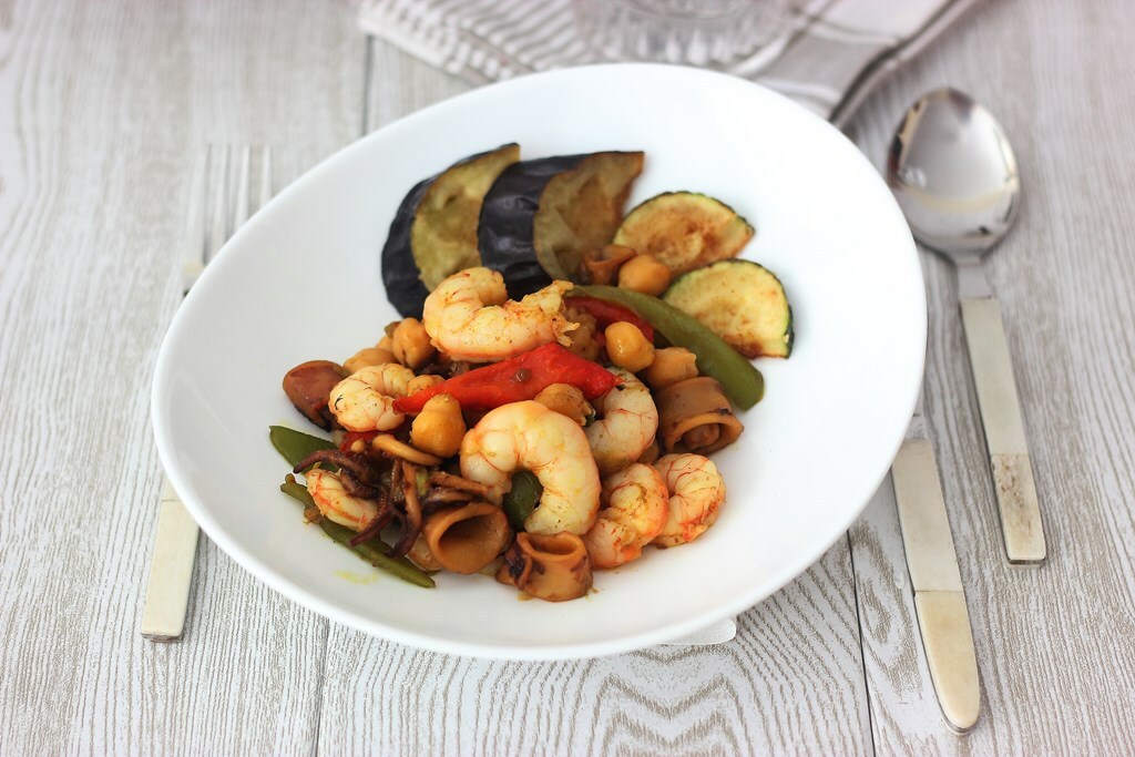 Gambas al curry con calamares y garbanzos