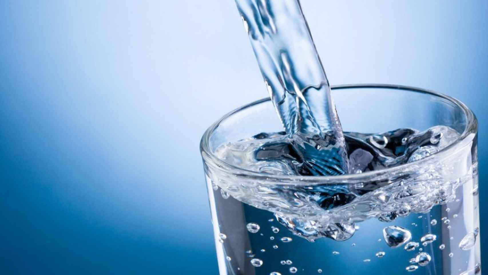 Agua con gas: cuándo es mejor tomarla y por qué