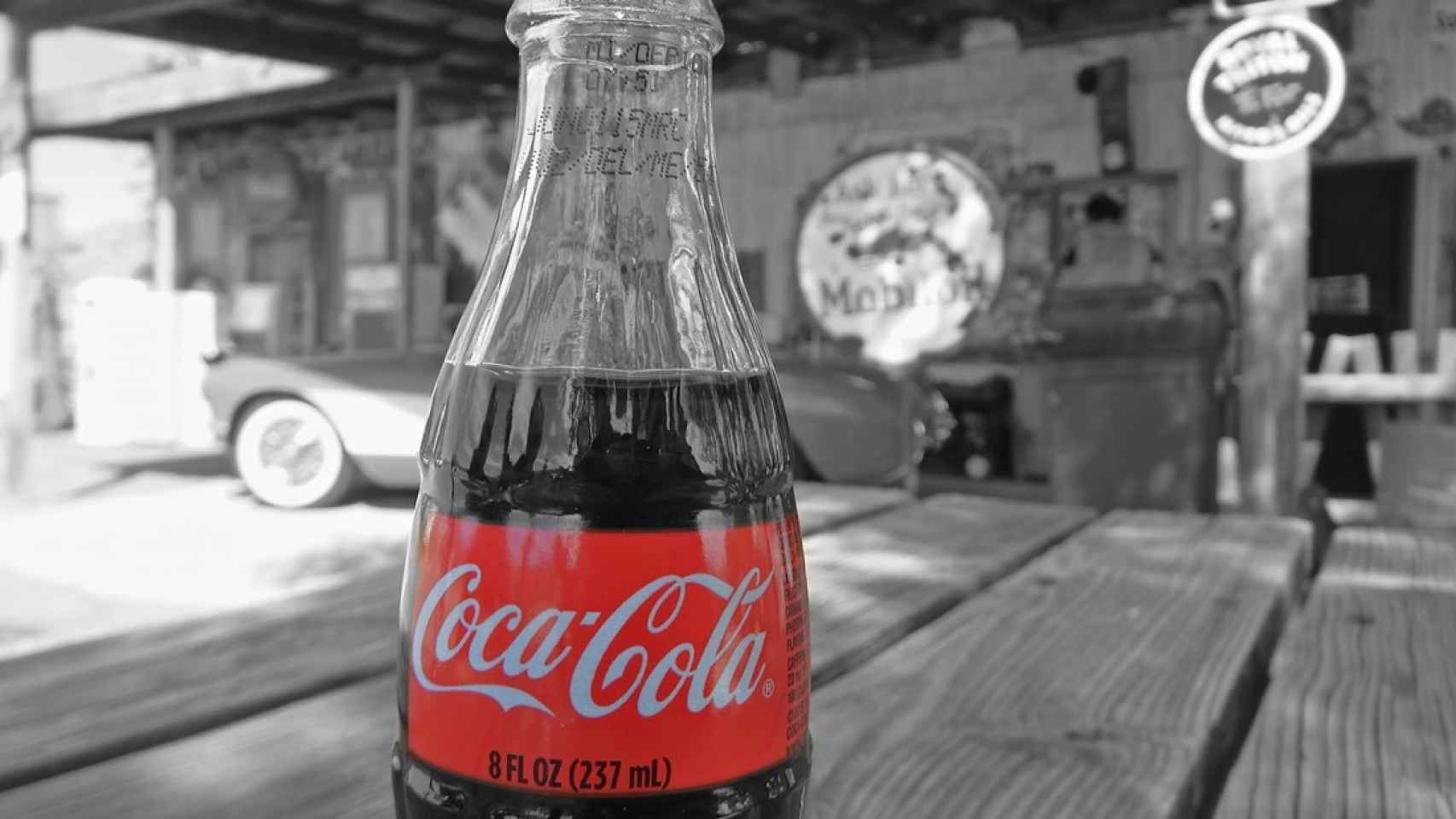 Una botella de Coca-Cola en un bar.