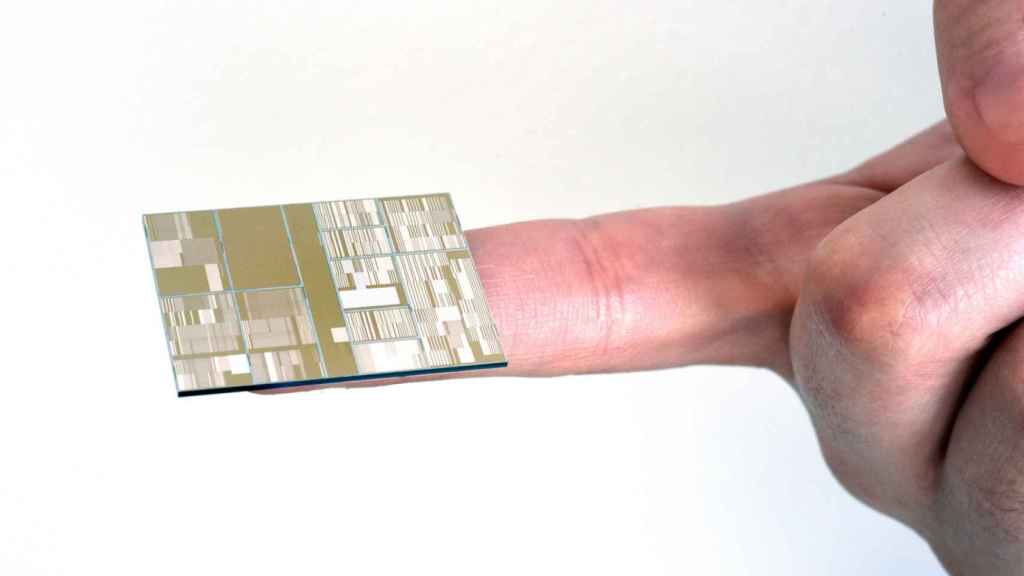 Imagen de recurso de un chip de 7 nanómetros, de IBM.