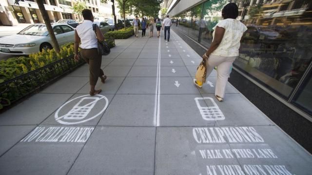 Sí, usar el smartphone cuando caminas es aceptable socialmente, pero no cuando comes