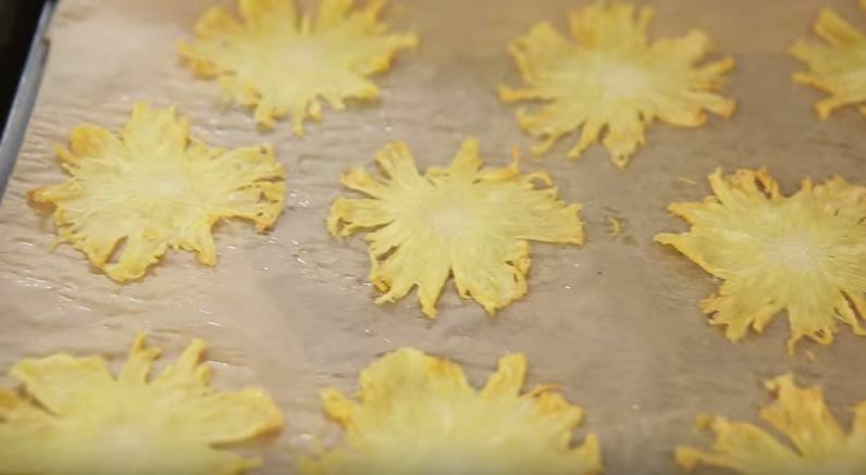 Cómo hacer flores de piña para decorar postres