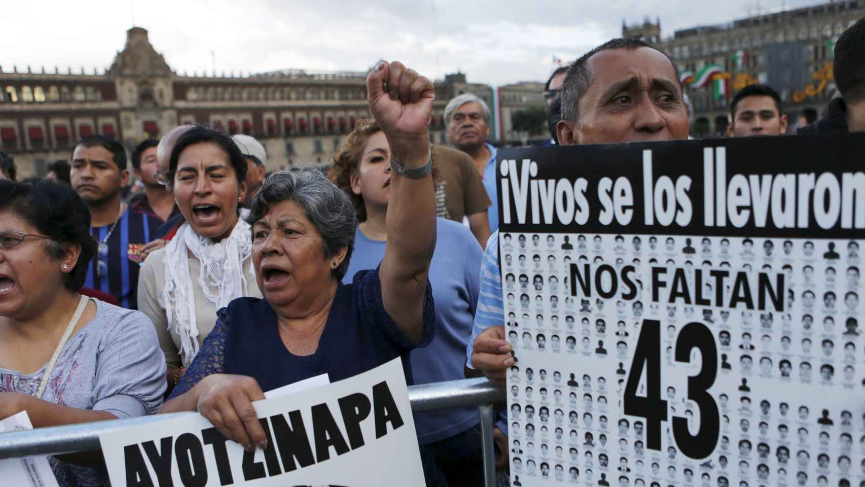Manifestantes protestan en Ciudad de México a dos días del aniversario de las desapariciones.