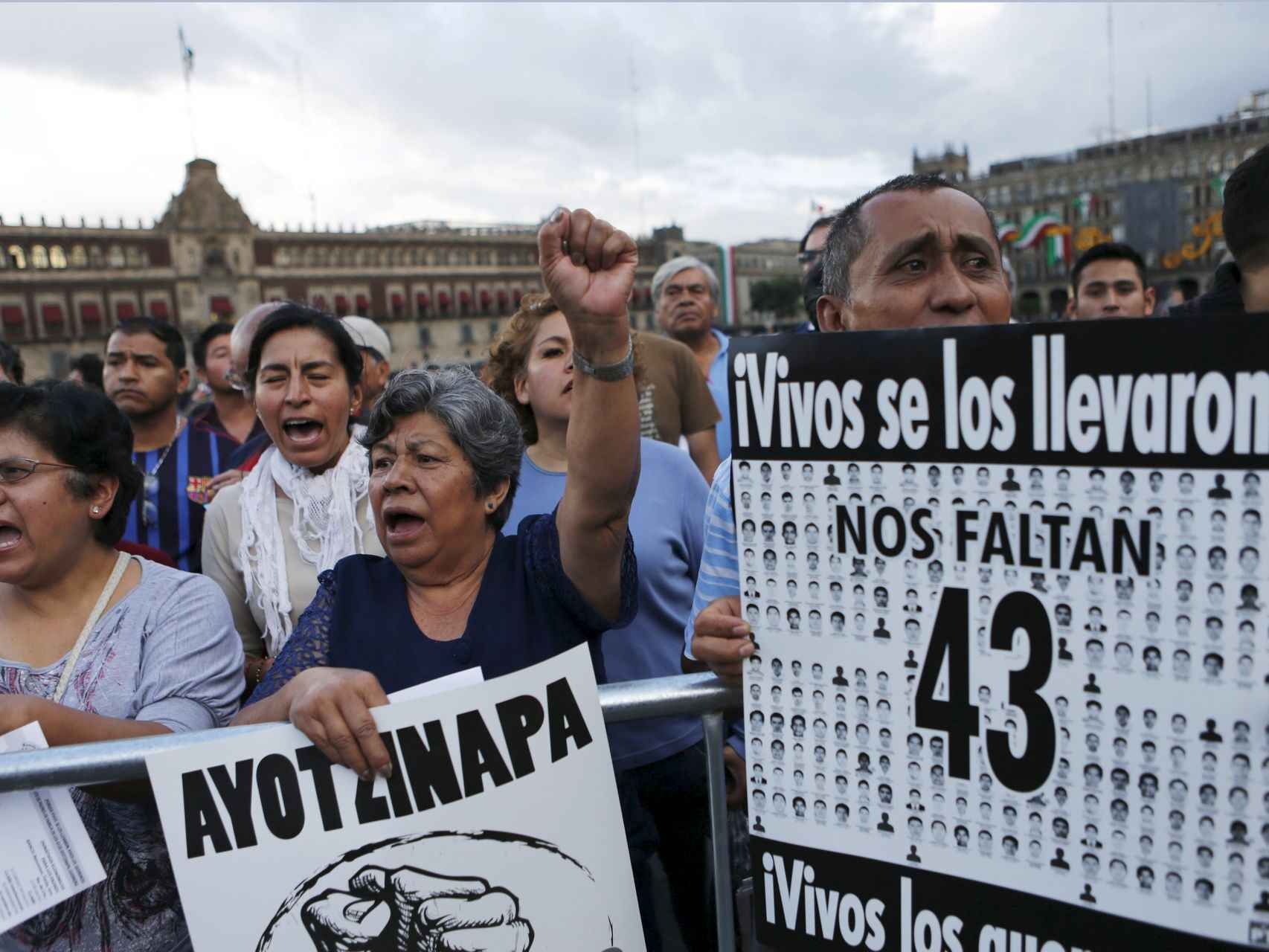 Manifestantes protestan en Ciudad de México a dos días del aniversario de las desapariciones.