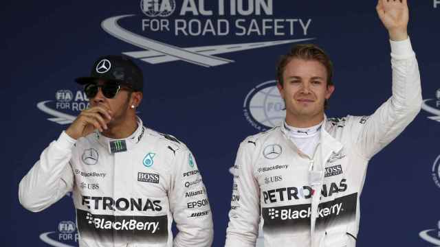 Lewis Hamilton y Nico Rosberg celebrando las dos primeras plazas conseguidas en Japón.