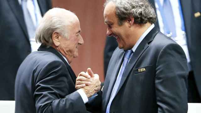 Platini felicita a Blatte rpor su reeleción como presidente de la FIFA.