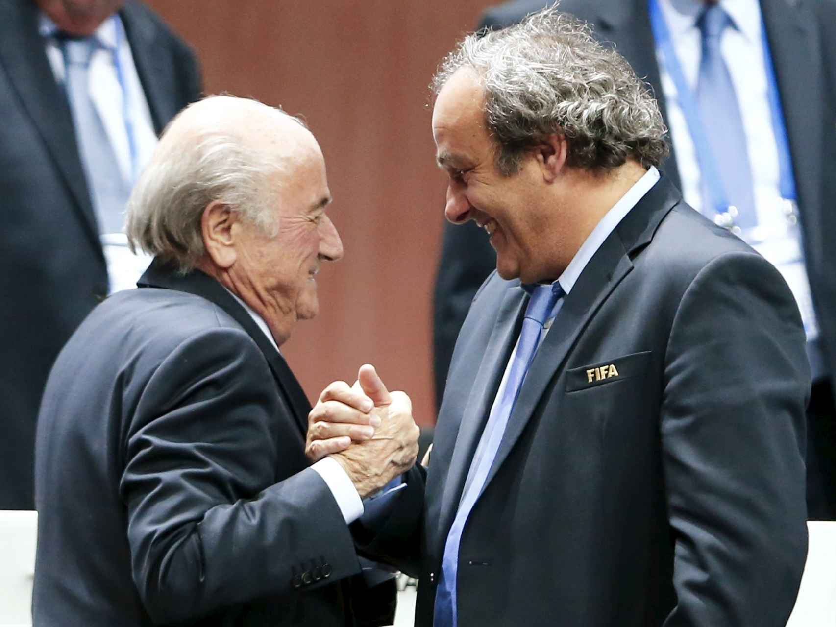 Platini felicita a Blatter por su reeleción como presidente de la FIFA.