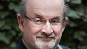 El escritor y ensayista británico-estadounidense Salman Rushdie.