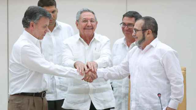 El presidente de Cuba, Raúl Castro, junto a su homólogo colombiano, Juan Manuel Santos, y el líder de las FARC, Rodrigo Londono / REUTERS