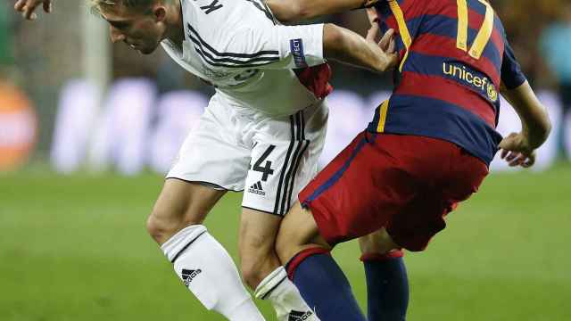 El delantero del F. C. Barcelona, Munir El Haddadi, disputa el balón con el centrocampista esloveno del Bayer Leverkusen, Kevin Kampl