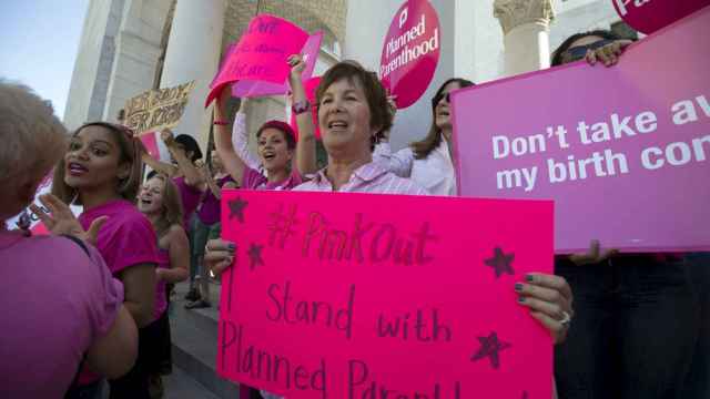 Activistas se manifiestan a favor de Planned Parenthood en Los Ángeles.