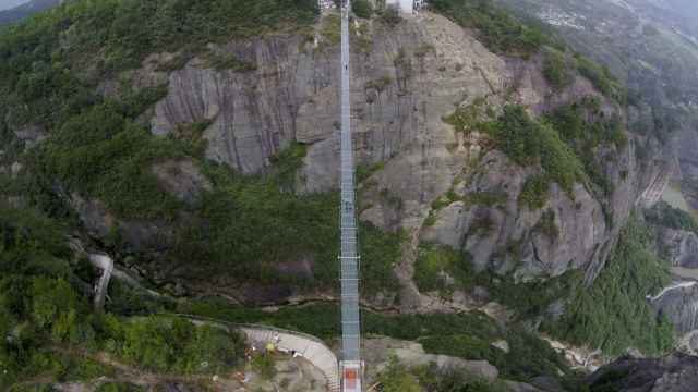 Imagen aérea del puente transparente más largo del mundo, en China.