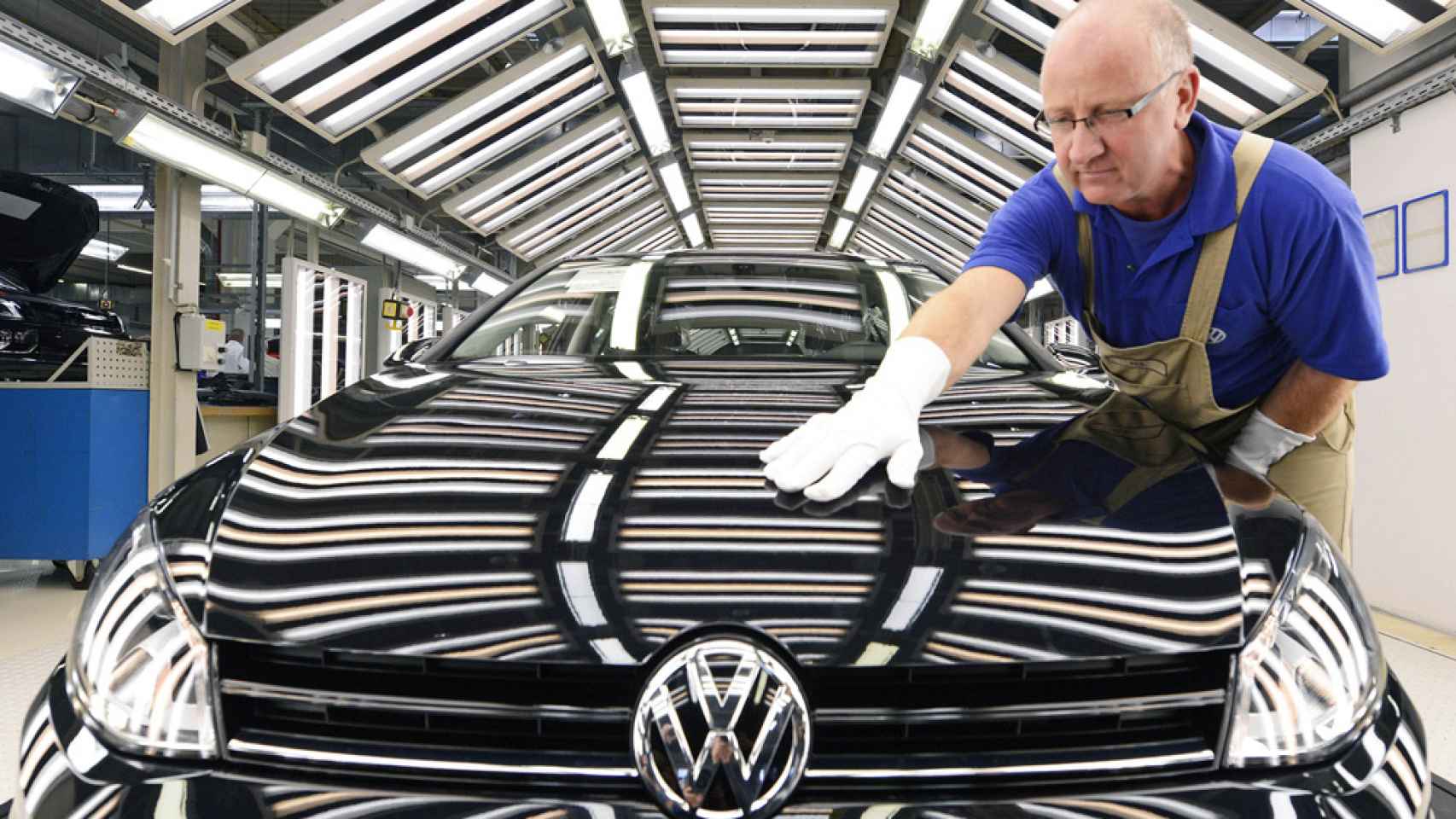 Un trabajador en una fábrica de Volkswagen.