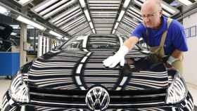 Un trabajador en una fábrica de Volkswagen.