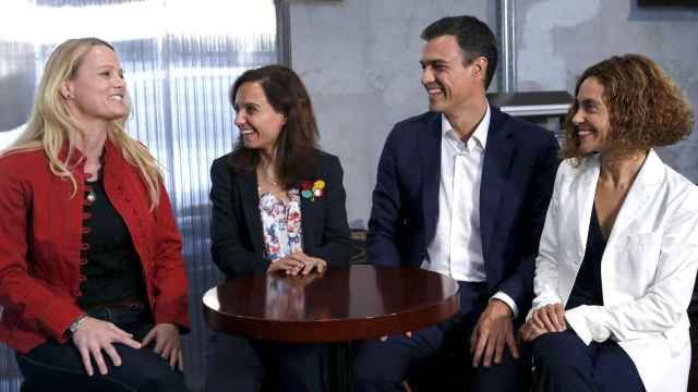 Sánchez, con Cantera, Sara Hernández y Meritxell Batet