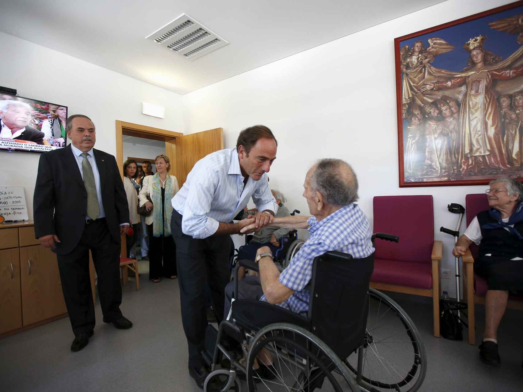 El viceprimer ministro, Paulo Portas, visita una residencia de ancianos.