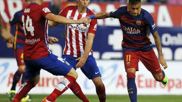 Tiago, contra el Barcelona / Reuters