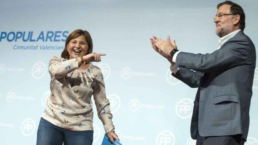 Rajoy, junto a Isabel Bonig, en el acto de Valencia. / Efe