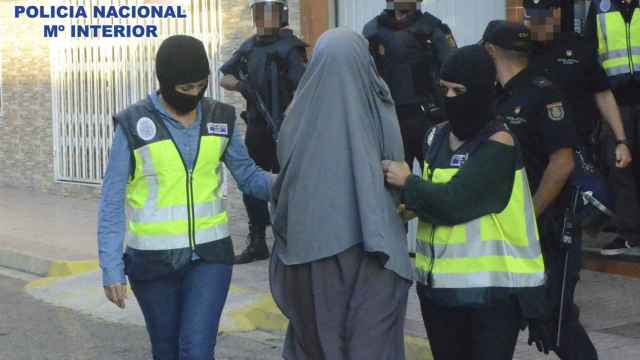 Detención de una joven integrante de la red, en Xeraco (Valencia).