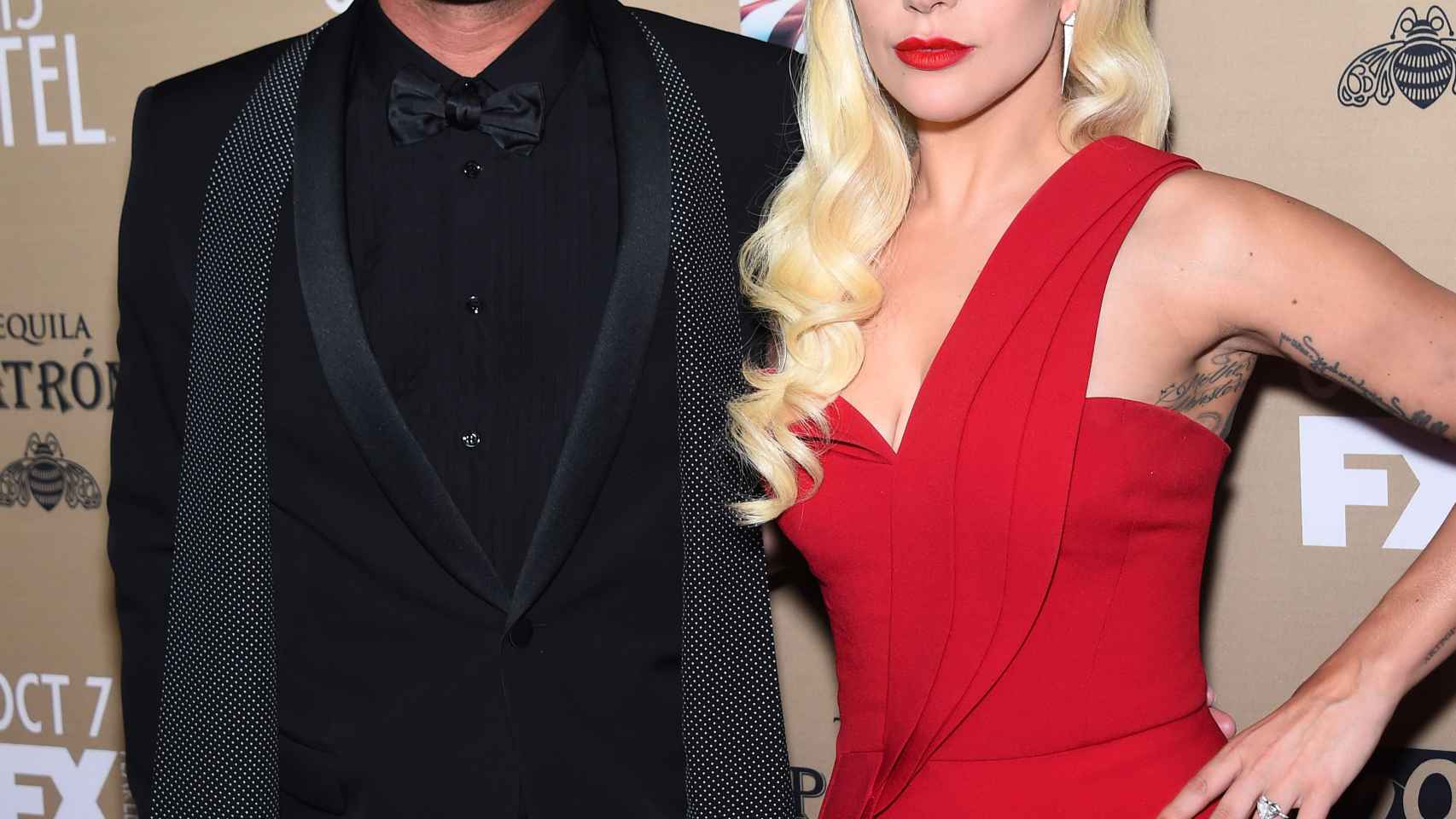 Lady Gaga con su look más sobrio junto a su pareja