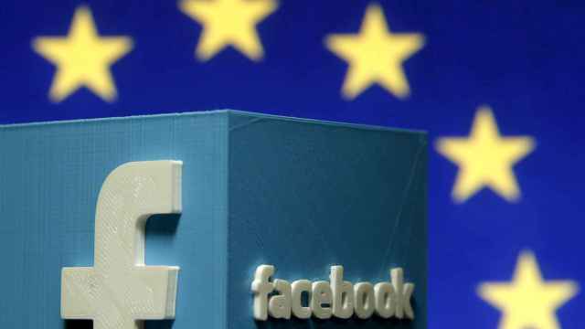 Un logo de Facebook ante la bandera de la UE
