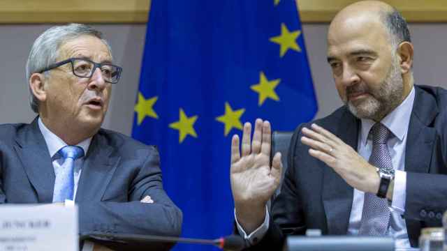 Jean-Claude Juncker y Pierre Moscovici charlan con la prensa.
