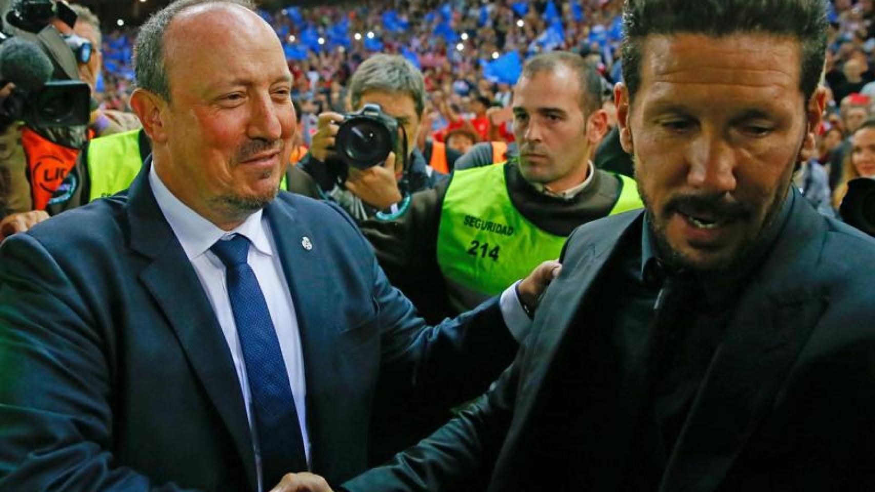 Benitez saluda a Simeone antes del derbi. / Efe