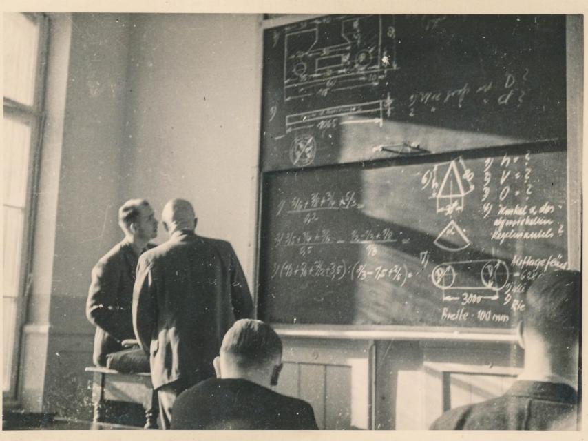 Estudiantes observan una ecuación en 1939