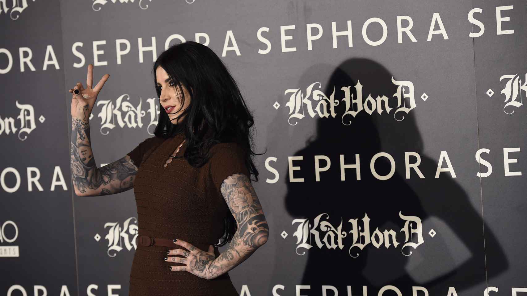 Kat Von D posa en la presentación de su línea de maquillaje para Sephora