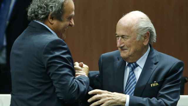 La FIFA suspende a Blatter y Platini