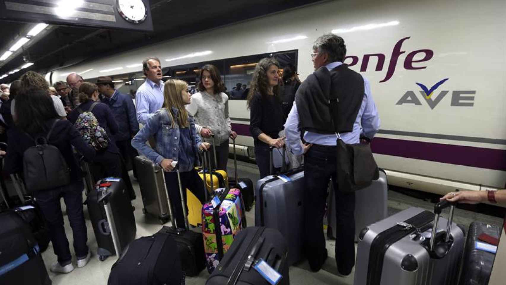 Viajeros esperan la salida de un AVE en la estación de Barcelona.