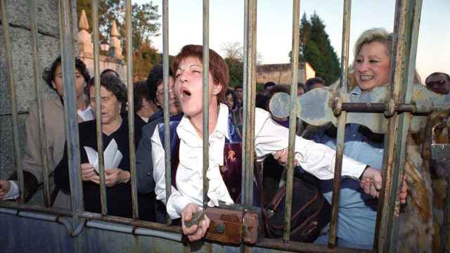 Madres de toxicómanos gritan a las puertas del Pazo de Baión.