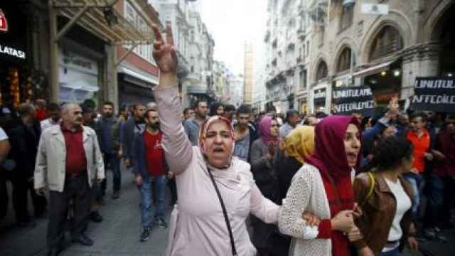 Los manifestantes en el centro de Estambul asisten a una protesta contra los atentados en Ankara / Reuters
