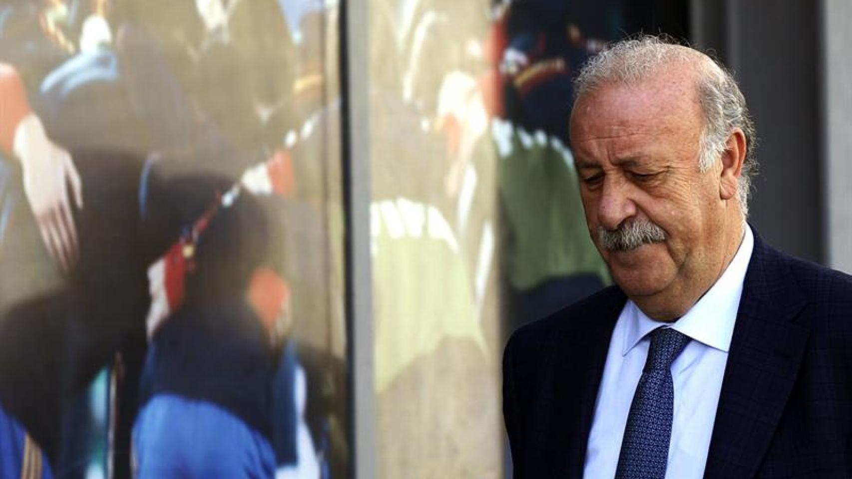 El seleccionador llega a la rueda de prensa.