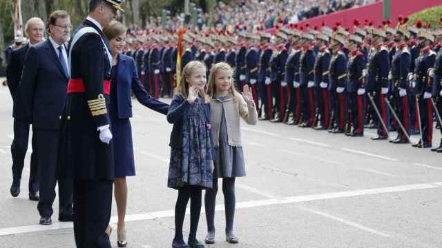 La familia Real saluda al pueblo durante el desfile