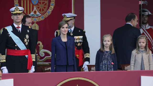La Familia Real observa el desfile en el Día de la Hispanidad 2015