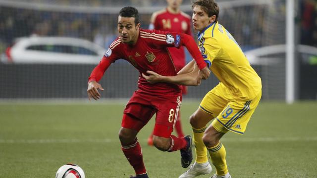 Thiago Alcantara y Denys Garmash durante el partido.