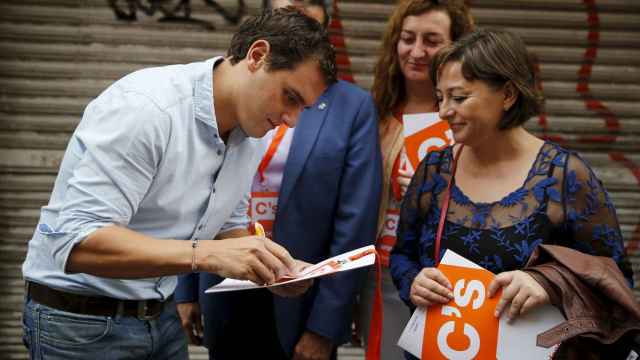Albert Rivera firma autógrafos durante la campaña en Cataluña.