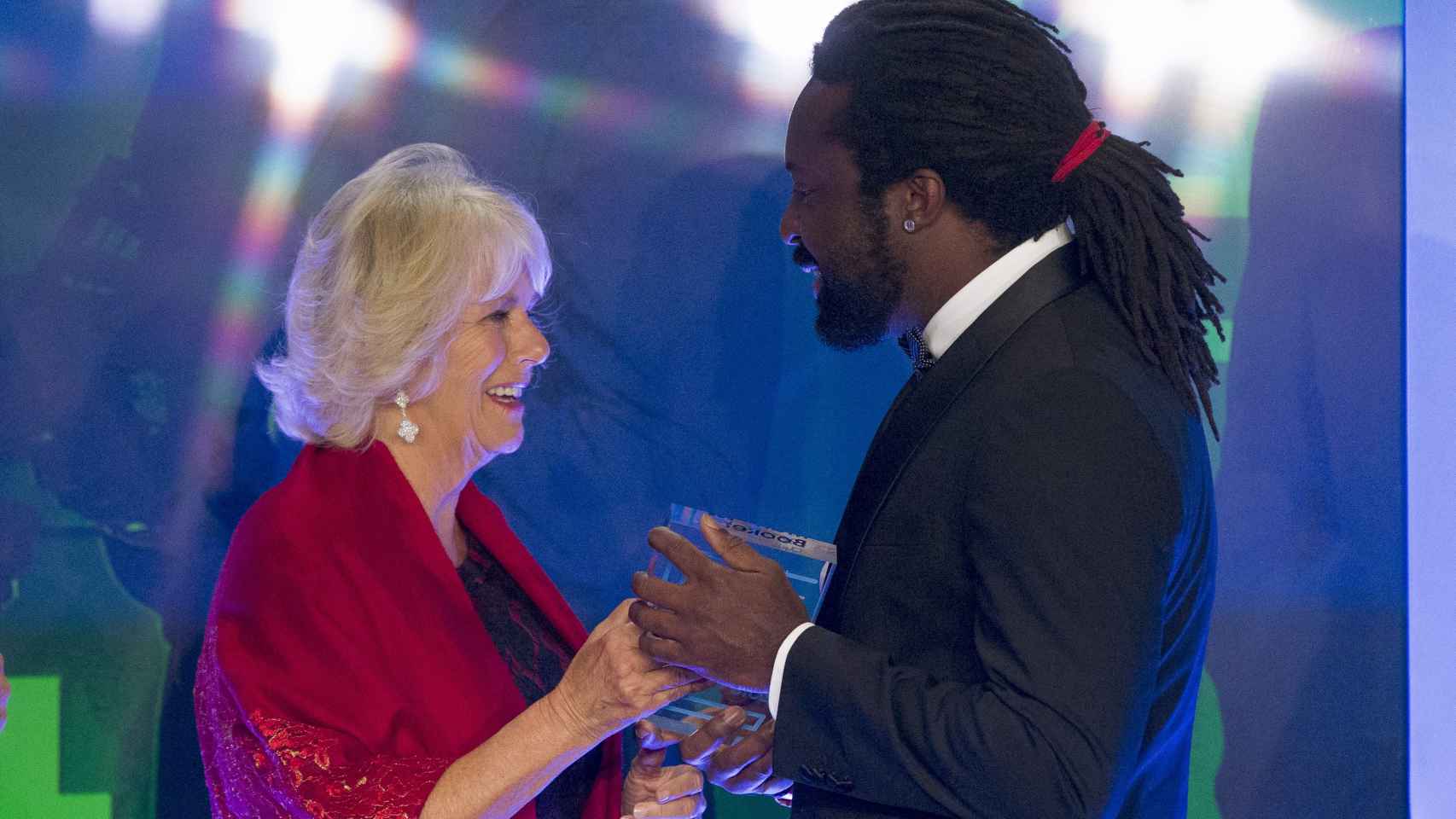 La duquesa de Cornualles con Marlon James, en la gala del premio