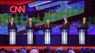 Los cuatro rivales de Hillary Clinton esperan su turno de palabra.