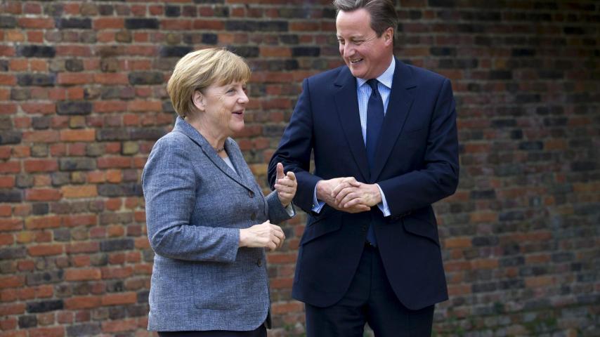 Merkel se reúne con Cameron en su residencia.